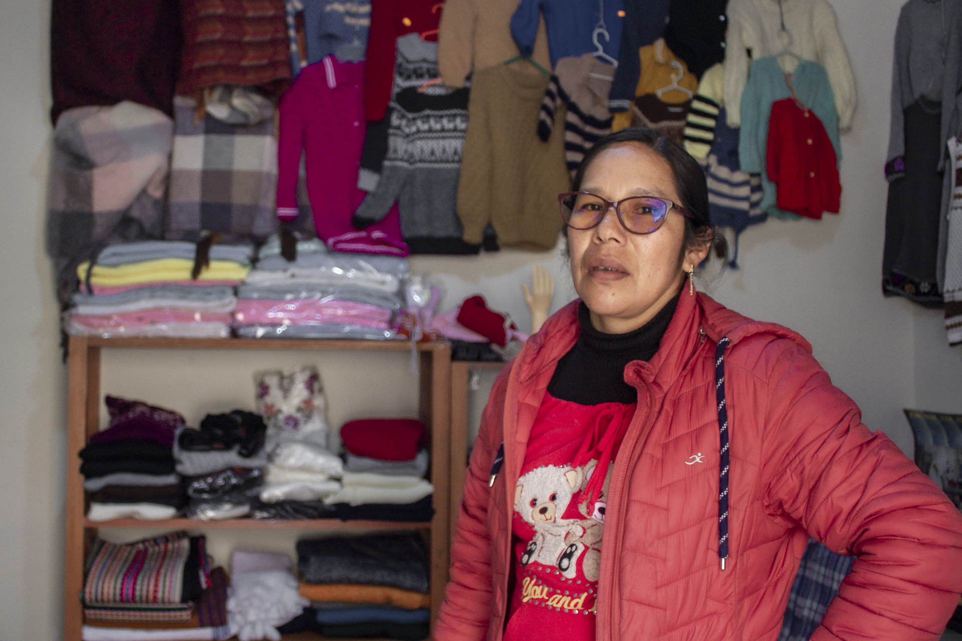 Mostrador con peluche de alpaca y tejidos